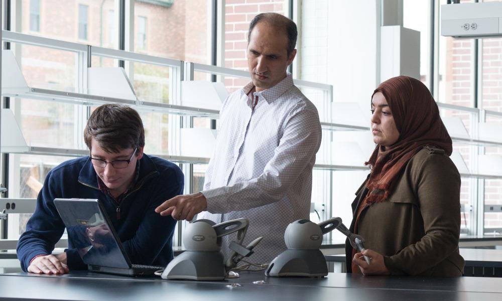 Professor Abas Sabouni instructs a lab with students